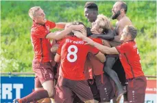  ?? FOTO: GÜNTER KRAM ?? Da gibt es kein Halten mehr. Nach dem 1:0 durch Arne Kittel ist die Freude bei den Spielern des TSV Berg riesengroß.