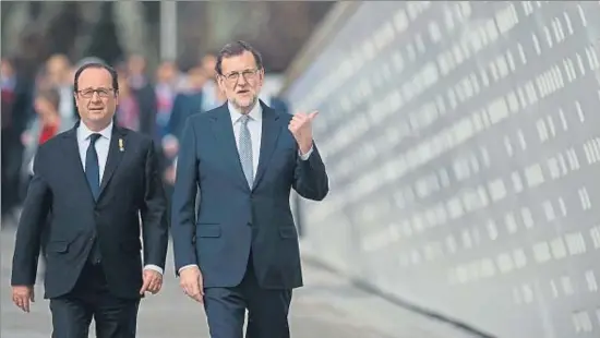  ?? JORGE GUERRERO / AFP ?? Los presidente­s François Hollande y Mariano Rajoy, a su llegada al Centro Pompidou de Málaga durante la cumbre hispano-francesa