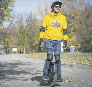  ?? PHOTO AGENCE QMI, JOËL LEMAY ?? Éric Boissonnea­ult, un résident de Laval, combine depuis quelques mois le métro et la gyroroue pour se rendre au boulot, dans le centre-ville de Montréal.