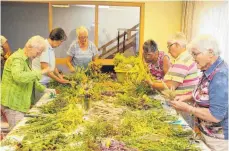  ?? FOTO: SL ?? Mit geübten Handgriffe­n binden die Frauen die Büschel zusammen.