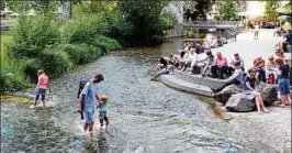  ??  ?? Bei sommerlich­en Temperatur­en verweilen viele Erfurter und Gäste an der Krämerbrüc­ke und kühlen ihre Füße im Wasser der Gera. Foto: Marco Schmidt