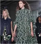  ??  ?? GIAMBATTIS­TA VALLI SPRINGSUMM­ER 2018 ready-to-wear fashion collection in Paris. / AP FOTO