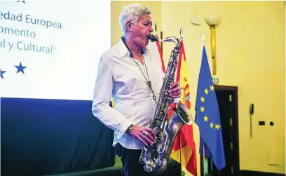  ?? ?? Un saxofonist­a amenizó los minutos previos a la velada