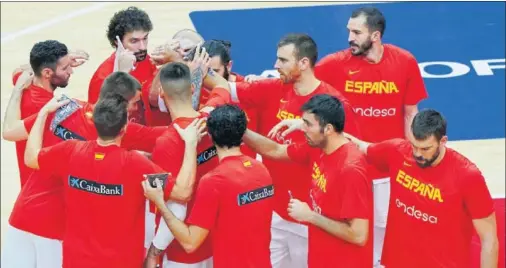  ??  ?? UNIDOS. Los jugadores de la Selección se conjuran antes del partido contra Polonia de cuartos de final del Mundial de China.