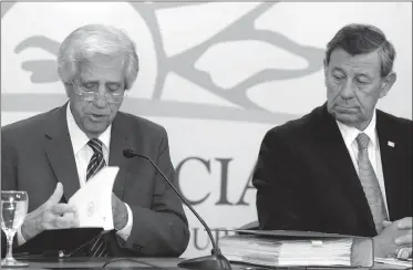  ??  ?? VÁZQUEZ REALIZÓ EL ANUNCIO. En la conferenci­a de prensa, junto al canciller. Dijo que la decisión se basó en argumentos jurídicos y legales.