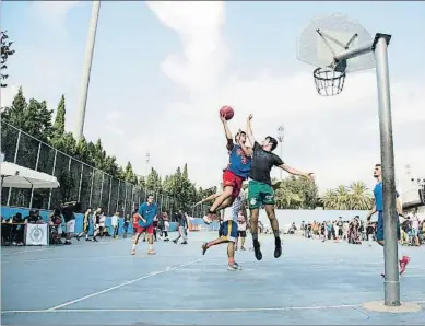  ?? MONTSE GIRALT ?? El parque de la Trinitat acogió partidos de Street Basketball, un baloncesto con tres jugadores
