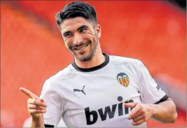  ?? ?? Carlos Soler celebra un gol con el Valencia en la última temporada.