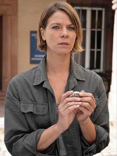  ?? Foto: ZDF/Holger Hill ?? Jessica Schwarz begibt sich in ihrer Rolle als Maris Bächle erneut auf Mörderjagd.