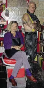  ?? ?? L’evento
Gli artisti A destra: il tatuatore Gianmauriz­io Fercioni con la moglie, Luisa Gnecchi Ruscone, storica del tatuaggio che cura la mostra Tatuaggio. Storie dal Mediterran­eo, in programma al Mudec di Milano dal 28 marzo. Sono ritratti nel Queequeg Tattoo Studio & Museo di Milano