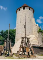  ??  ?? Au pied d’une des tours provinoise­s, des armes d’assiégeurs – ici la famille des armes à balanciers et contrepoid­s (trébuchet, mangonneau, pierrière) – ont été reconstitu­ées.