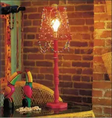  ??  ?? A wire waste basket takes on a second life as a lampshade in this Caribbean style bedroom.