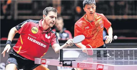  ?? FOTO: ANDREAS KREBS ?? Wie bei der WM 2015, damals in Runde zwei, scheiterte­n Timo Boll (li.) und Ma Long am Top-Doppel aus China. Gestern war im Achtelfina­le Schluss.