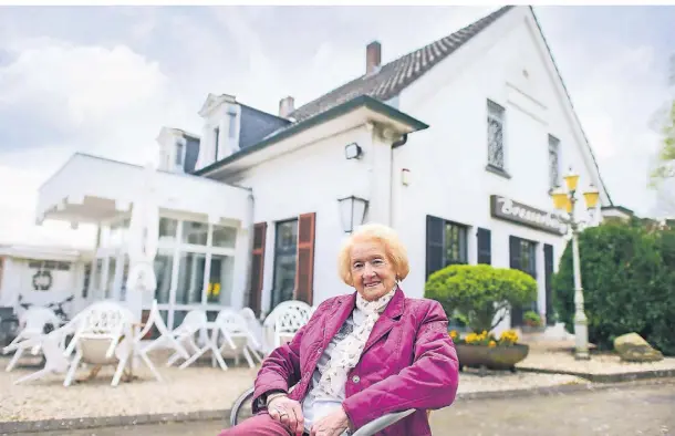  ?? FOTO: MARKUS VAN OFFERN ?? Die ungekrönte Königin der Klever Gastronomi­e vor ihrem Lokal am Bresserber­g: Puppa Schmitz steht noch mit 87 Jahren hinter dem Tresen.