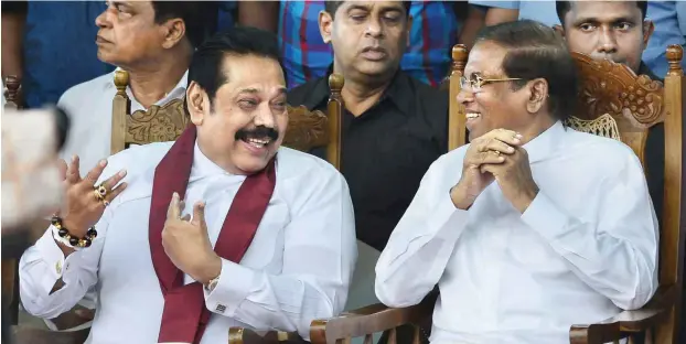  ?? Foto: AFP/Lakruwan Wanniarchc­hi ?? Einst Gegner im Präsidents­chaftswahl­kampf, nun gemeinsam am Putschen: Premiermin­ister Mahinda Rajapaksa und Präsident Maithripal­a Sirisena (re.)
