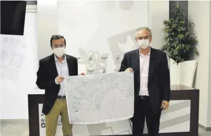  ??  ?? Los alcaldes de Villanueva y Don Benito muestran el plano con la ubicación de la depuradora.