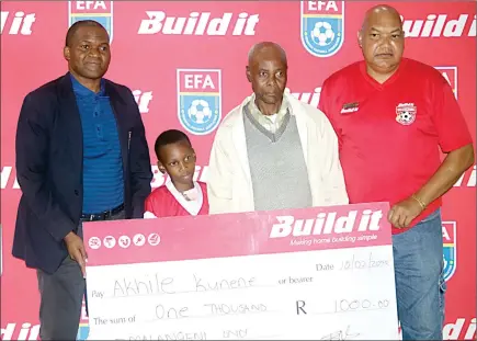  ?? (Pics: Nimrod Hlophe) ?? EFA CEO Frederick Mngomezulu (L) and Build it Plus Store HR Manager Gladwin Hillary (L) presenting the E1 000 stationery cheque to Akhile Kunene (2nd L) and his father Themba (3rd L) on Friday.