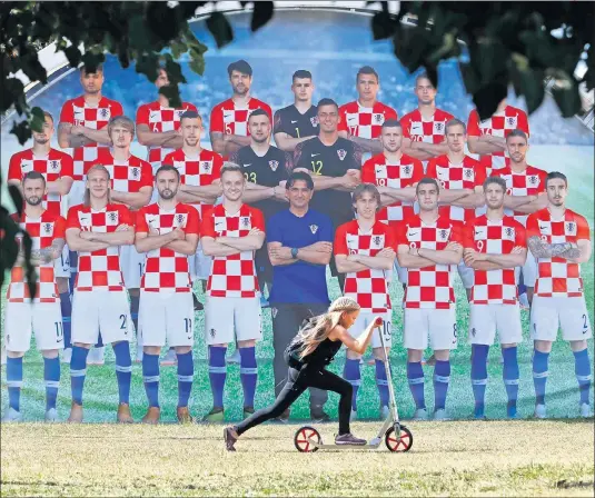  ??  ?? ORGULLO. Las imágenes de los jugadores de la selección aparecen en todos los rincones de Croacia.