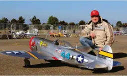  ??  ?? Vous avez reconnu Philippe Marlin et son fabuleux P47. Le moteur est un Zenoah 62 et la masse s’approche des 15 kg.