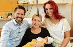  ?? Foto: Wyszengrad ?? Marc und Katharina Acosta sind glücklich über ihre Tochter Anna. Hebamme Melanie Kolbe (rechts) hatte bei der ungewöhnli­chen Geburt geholfen.
