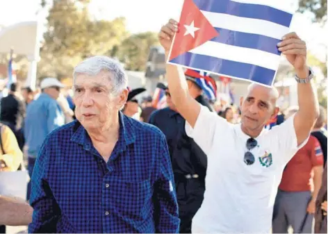  ??  ?? ► Luis Posada Carriles durante una visita al parque José Martí en Miami, Florida, en diciembre de 2014.