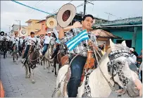  ?? MARIELA ULLOA / EXPRESO ?? Recorrido. Una cabalgata engalanó el encuentro en El Piedrero.