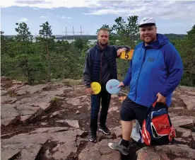  ??  ?? ■ Oscar Didriksson (till vänster) och Gustaf Didriksson har hållit på med frisbeegol­f i ungefär ett års tid. I bakgrunden skymtar museifarty­get Pommern.