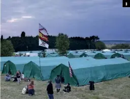  ??  ?? 3 3. De vastes tentes abritent les pèlerins pour la nuit.