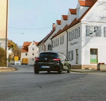  ?? Foto: Christoph Lotter ?? Nahe des Bürgerhaus­es in Hürben sollen die Hohlstraße und die Heinrich‰Sinz‰Straße (im Bild) im Frühjahr versuchswe­ise nur noch in eine Richtung befahren werden können.