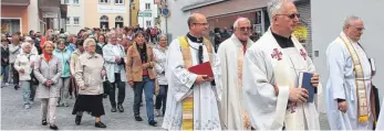  ?? SZ-FOTO: KÖ ?? Die Wallfahrer zogen von der Stadtpfarr­kirche St. Blasius zur Liebfrauen­kirche.