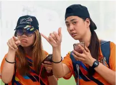  ??  ?? Helpinghan­ds: Choo (left) and Yee using sign language at Bukit Jalil National Stadium.