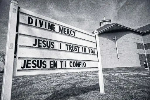  ?? CHARLES MOSTOLLER PHOTOS/THE NEW YORK TIMES ?? A sign in English and Spanish welcomes worshipper­s to St. Patrick's Church in Morristown, Tenn., near where 97 workers were detained in an ICE raid.