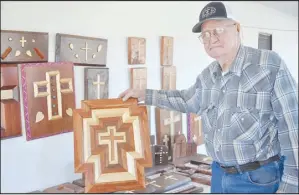  ?? RACHEL DICKERSON/ MCDONALD COUNTY PRESS ?? Kennith Gideon of Anderson is pictured with some examples of his woodwork. No two pieces are alike. In his hand is his favorite piece.