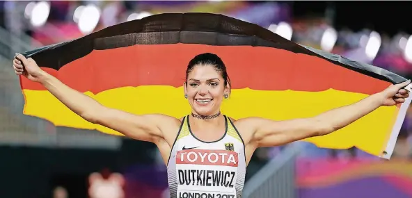  ?? FOTO: DPA ?? Ein großer Tag: Pamela Dutkiewicz feiert das Erfolgserl­ebnis von London mit der deutschen Fahne.