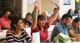  ?? Marie de Jesús / Houston Chronicle ?? María Emilia Cortés (centro) participa de un taller en Houston del Texas Organizing Project, que da asistencia legal a inmigrante­s indocument­ados