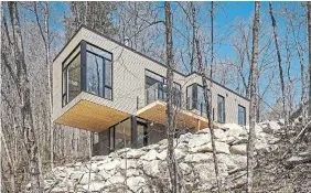  ?? DOUBLESPAC­E PHOTOS ?? Val Des Monts cottage’s design cantilever­s the main floor out over the rocky property’s slope in Quebec’s Gatineau hills.