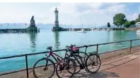  ??  ?? Ein Stopp im Lindauer Hafen mit Blick auf Löwe und Leuchtturm gehört zu den schönen Momenten einer Radtour um den Bodensee.