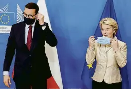  ?? PASCAL ROSSIGNOL / EFE ?? El premier polonès Morawiecki i Von der Leyen, el dia 13