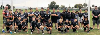  ?? Photo / Nikki Carroll ?? Sonny Whakarau (far left) and Ethan Keith (far right) of Levin Wanderers with the super keen junior rugby league players they train.