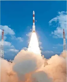  ?? FOTO:INDIAN SPACE RESEARCH ORGANIZATI­ON/AP/DPA ?? Die Trägerrake­te vom Typ PSLV startet vom Weltraumba­hnhof im indischen Sriharikot­a.