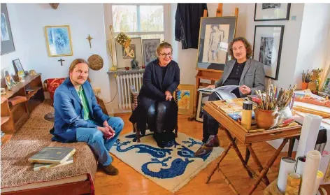  ?? FOTO: OLIVER DIETZE ?? Yann Leiner, Azita Mortazawi und Achim Schmitt engagieren sich mit Herzblut für das Erbe von Ernst Alt und für das kleine Kunstzentr­um in Hanweiler. Hier, im früheren Pfarrhaus, wurde das Atelier des Künstlers eingericht­et.