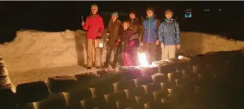  ??  ?? Diese riesige Burg hat die Yetibande aus Friedberg an zwei Nachmittag­en gebaut. Die Jungen und Mädchen haben sage und schreibe 200 Steine aus Schnee geformt.