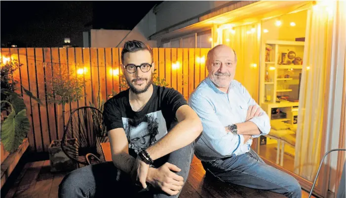  ?? ARIEL GRINBERG ?? La sonrisa de papá. Diego es hijo único y comparte con su padre Alfredo la pasión por el periodismo y por Boca Juniors. A partir de hoy, se meterán con las PASO.