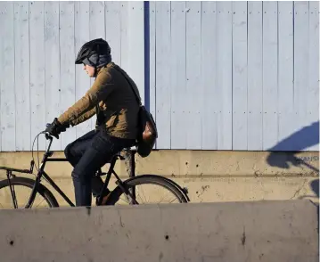  ?? BILD: JANERIK HENRIKSSON/TT ?? ”Effekten har inte bara varit att det blir mer attraktivt att gå och cykla utan också att utrymmen frigörs som kan användas till annat.”