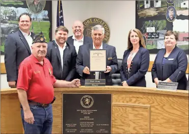  ?? / Adam Cook ?? Fort Oglethorpe’s American Legion Post 214 presented the city of Fort Oglethorpe with a special certificat­e of appreciati­on on Sept. 24. From left: Councilman Derek Rogers, American Legion Cmdr. Jack Staples, Councilmen Craig Crawford and Jim Childs, Mayor Earl Gray, Councilwom­en Paula Stinnett and Rhonda James.