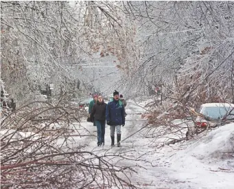  ??  ?? Des piétons se déplaçant dans une rue de Montréal, le 6 janvier 1998. – La Presse canadienne: Ryan Remiorz