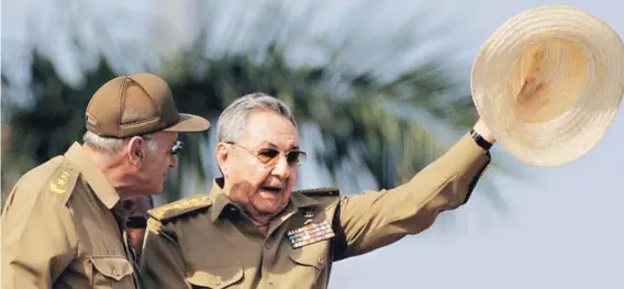  ??  ?? ► El Presidente cubano Raúl Castro en un desfile militar por el 50 aniversari­o de Bahía de Cochinos, en abril de 2011.