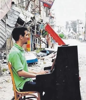  ?? FOTO: NIRAZ SAIED ?? Aeham Ahmad spielt Klavier in der zerstörten syrischen Stadt Yarmouk.