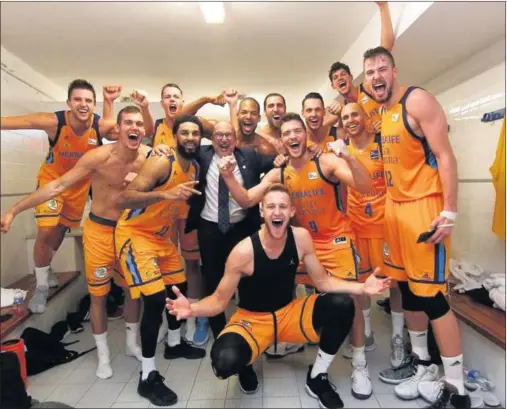  ??  ?? DESATADOS. Los jugadores del Herbalife Gran Canaria celebraron el viernes por la noche en el vestuario de La Fonteta el pase a semifinale­s.