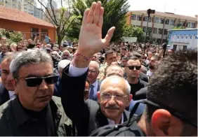  ?? FOTO: FRANCISCO SECO/AP/TT FOTO: ALI UNAL/AP/TT ?? ■
Kemal Kiliçdarog­lu, partiledar­e för CHP, möter anhängare vid en vallokal i huvudstade­n Ankara den 14 maj.