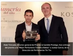  ??  ?? Iñaki Trincado, director general de Procter &amp; Gamble Prestige, hizo entrega del premio a la "Mejor Perfumería Turística Balear" a Juanjo García, de la Dirección de Perfumería­s Tin Tin.